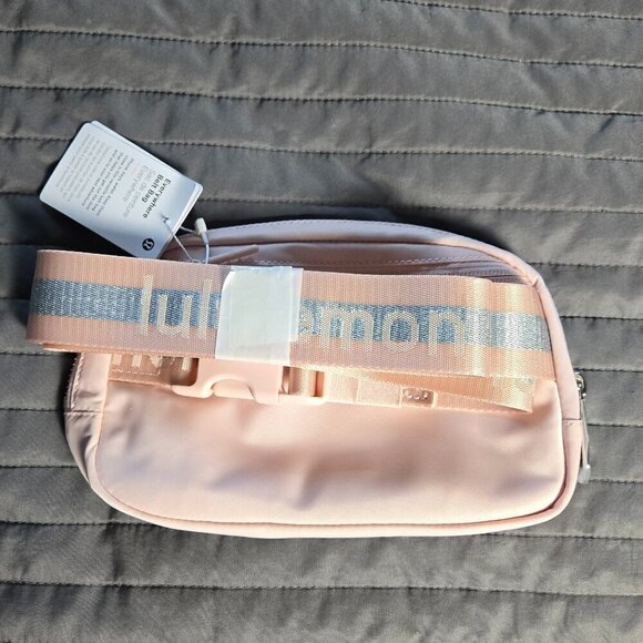 NWT Lululemon Everywhere Beltbag 1L *Wordmark - Pink Mist/Silver/White Opal - Picture 4 of 7